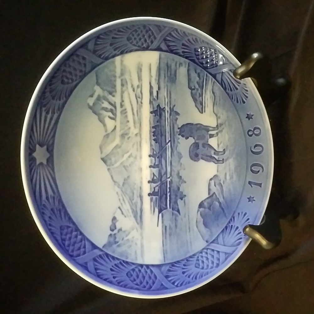 Royal Copenhagen Christmas PLATE 1968 The Last Umiak